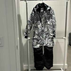 Winter jumpsuit super warm. Never worn. Fits big